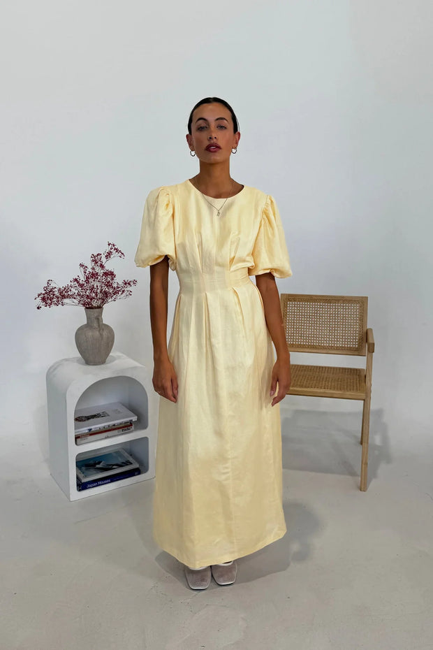 Buttergelbes Air Maxi-Kleid im modernen Stil