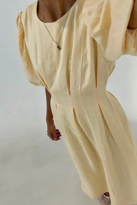 Buttergelbes Air Maxi-Kleid im modernen Stil