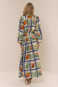Elegantes Langes Kleid mit Stehkragen