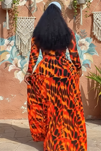 Langes Kleid mit verbrannt-orangen Batikmuster