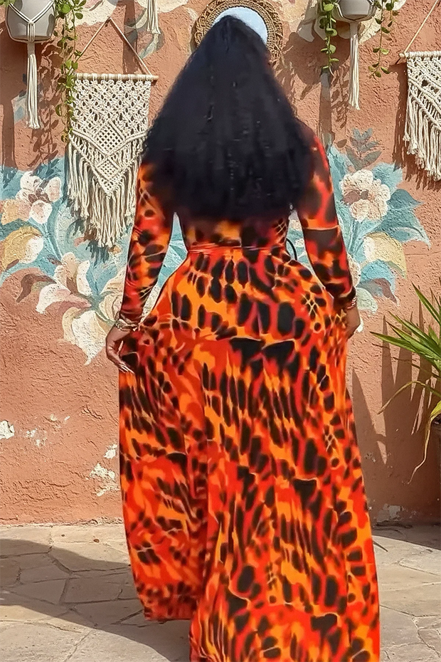 Langes Kleid mit verbrannt-orangen Batikmuster