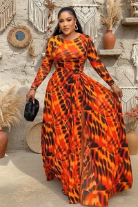 Langes Kleid mit verbrannt-orangen Batikmuster