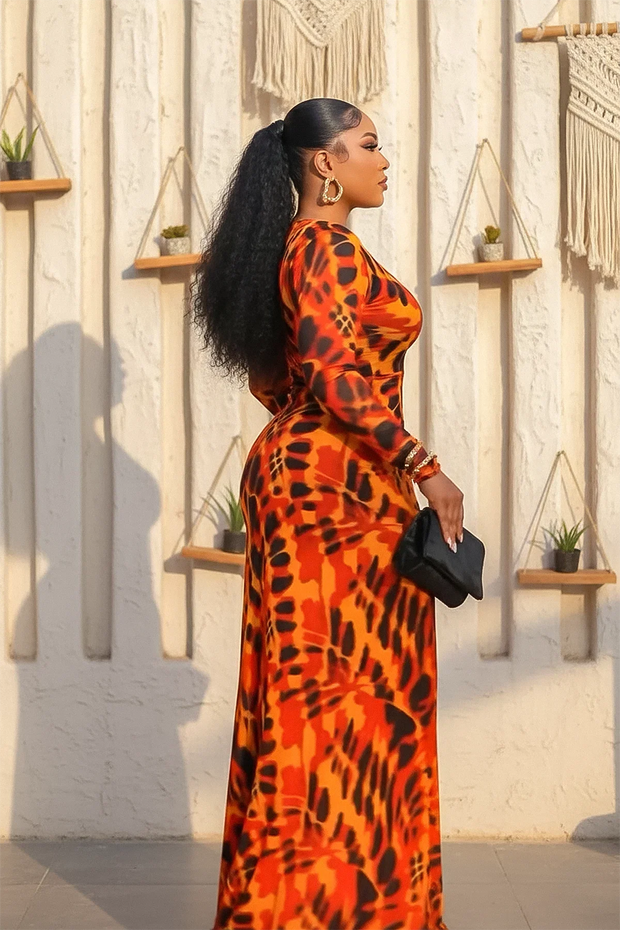 Langes Kleid mit verbrannt-orangen Batikmuster