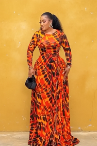 Langes Kleid mit verbrannt-orangen Batikmuster