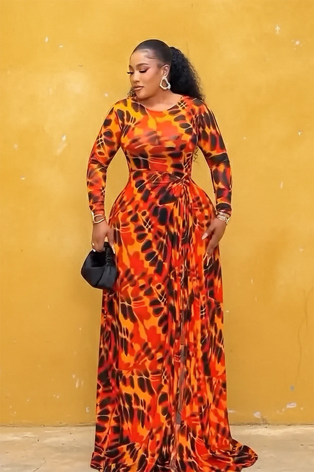 Langes Kleid mit verbrannt-orangen Batikmuster