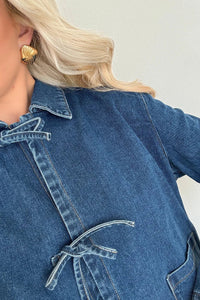Dunkelblaue Jeansjacke mit Krawatte im modernen Stil