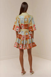 Leinen-Kurzkleid mit Hemdkragen im modernen Stil