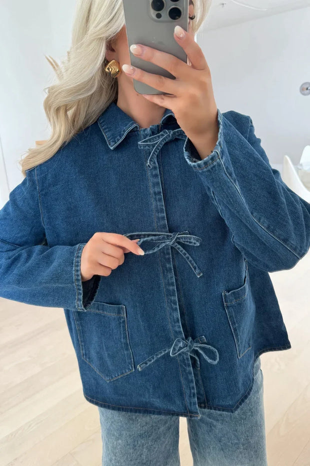 Dunkelblaue Jeansjacke mit Krawatte im modernen Stil