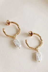 Creolen mit Perlen aus geschlagenem Metall - Gold/Creme im modernen Stil