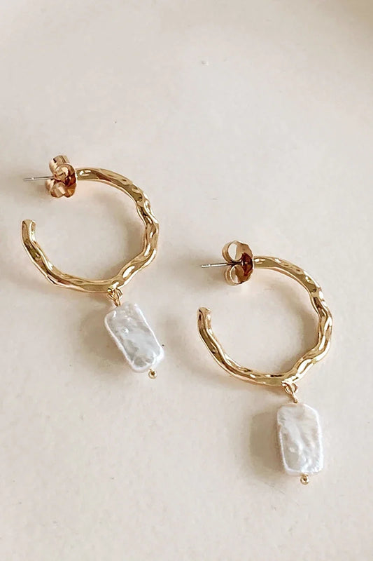 Creolen mit Perlen aus geschlagenem Metall - Gold/Creme im modernen Stil