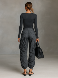 T-Hemd mit quadratischem Ausschnitt und langen Ärmeln, Cargo-Hose mit mehreren Taschen, zweiteiliges Set