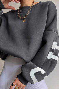 Hoodie mit Buchstaben-Grafik im modernen Stil
