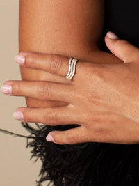Eleganter Ring mit Wellenlinie und Diamantbesatz im modernen Stil