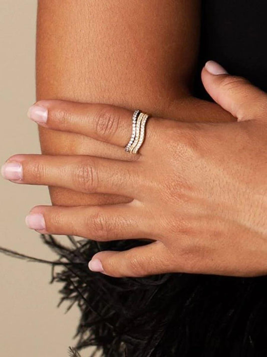 Eleganter Ring mit Wellenlinie und Diamantbesatz im modernen Stil