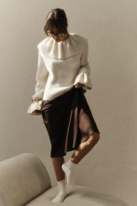 Pullover in warmem Farbton mit Rüschen im modernen Stil
