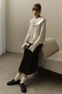 Pullover in warmem Farbton mit Rüschen im modernen Stil