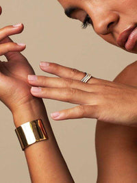 Eleganter Ring mit Wellenlinie und Diamantbesatz im modernen Stil