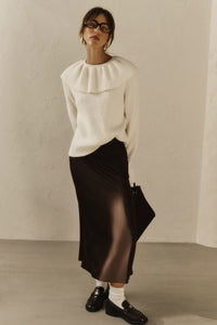 Pullover in warmem Farbton mit Rüschen im modernen Stil
