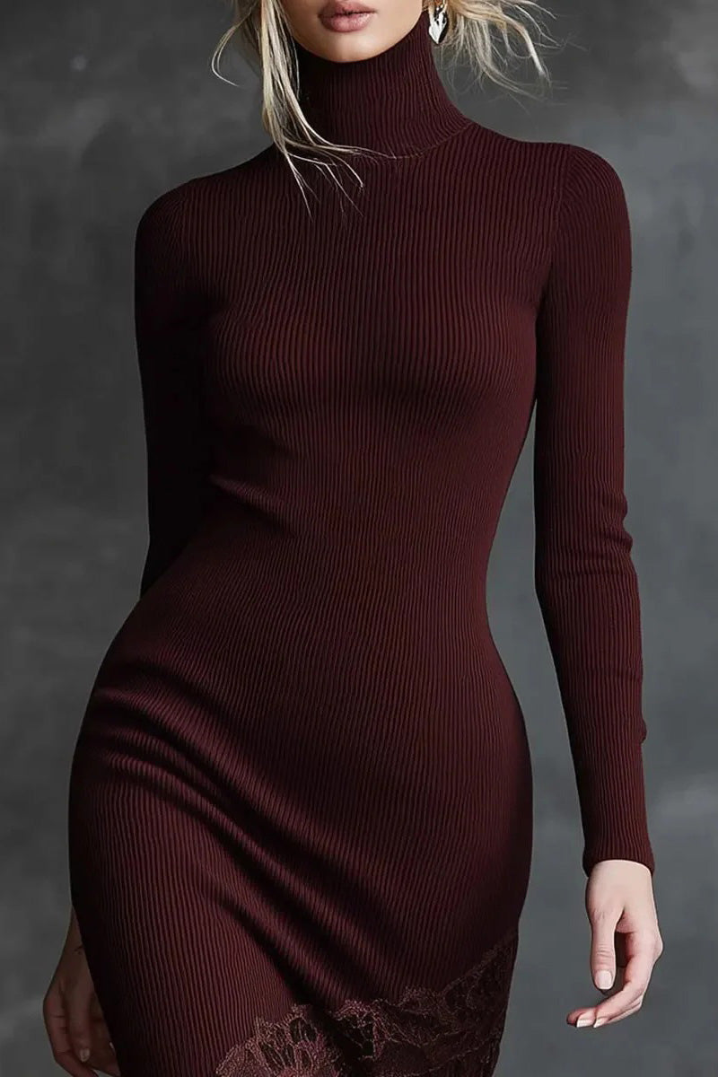 Elegantes Langes Kleid mit hohem Kragen, Spitzenabschluss und Burgunderrot