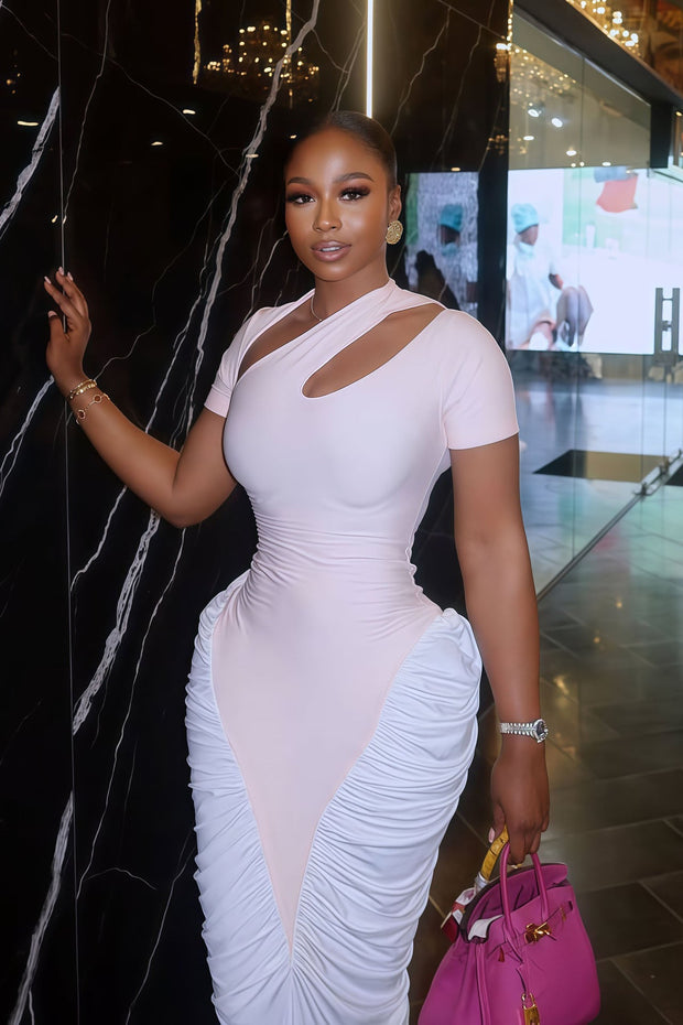Gerüschtes weißes figurbetontes Maxikleid mit Ausschnitten