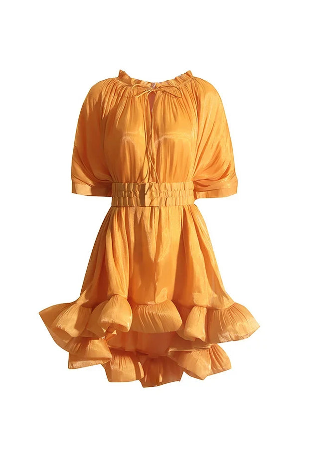 Eartha Kurzes Kleid mit Rüschen und Cape-Effekt