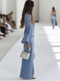 Lässiger Retro-Jeans-Overall in Hellblau mit ausgestellten langen Ärmeln, weitem Bein und rohem Saum