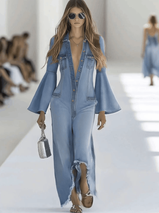 Lässiger Retro-Jeans-Overall in Hellblau mit ausgestellten langen Ärmeln, weitem Bein und rohem Saum