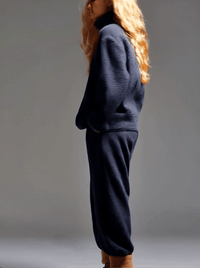 Lässiges Sportset aus marineblauem Polar-Fleece mit halbem Reißverschluss und Sweatshirt-Hose im modernen Stil