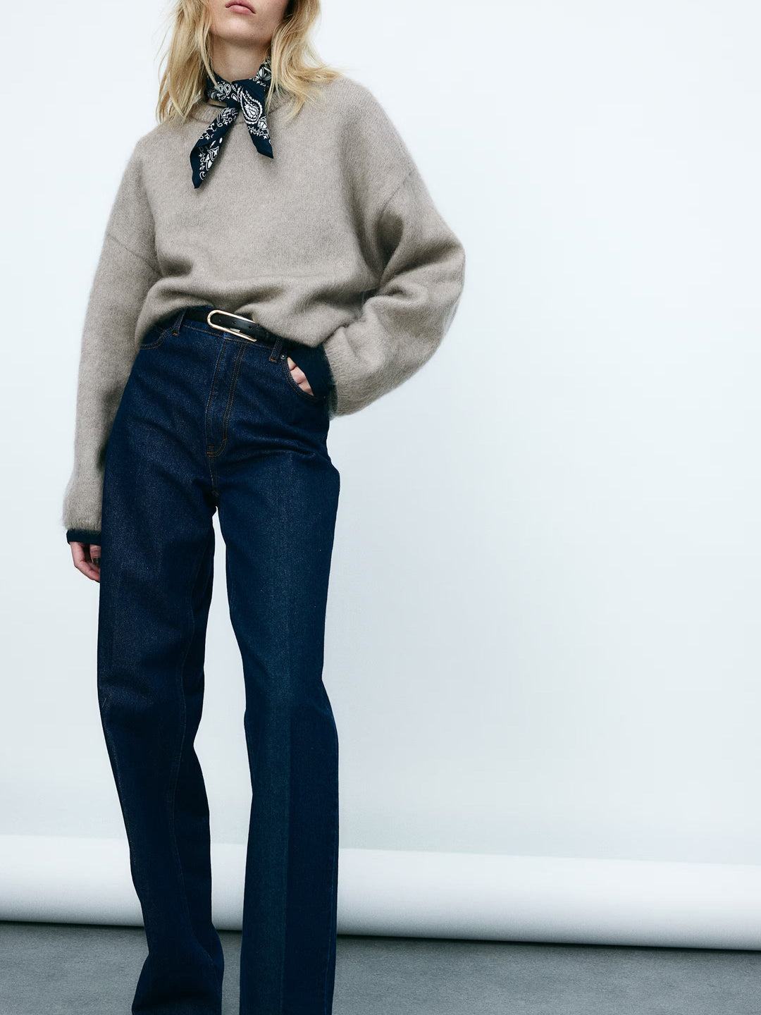 Gemütliches Pullover aus Strick- und weiße Shorts mit Rüschen Set