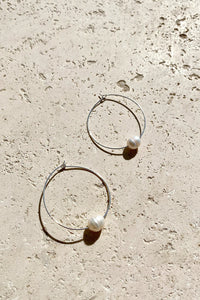 Einfache Creolen aus feinem Perlendraht - Creme/Silber im modernen Stil