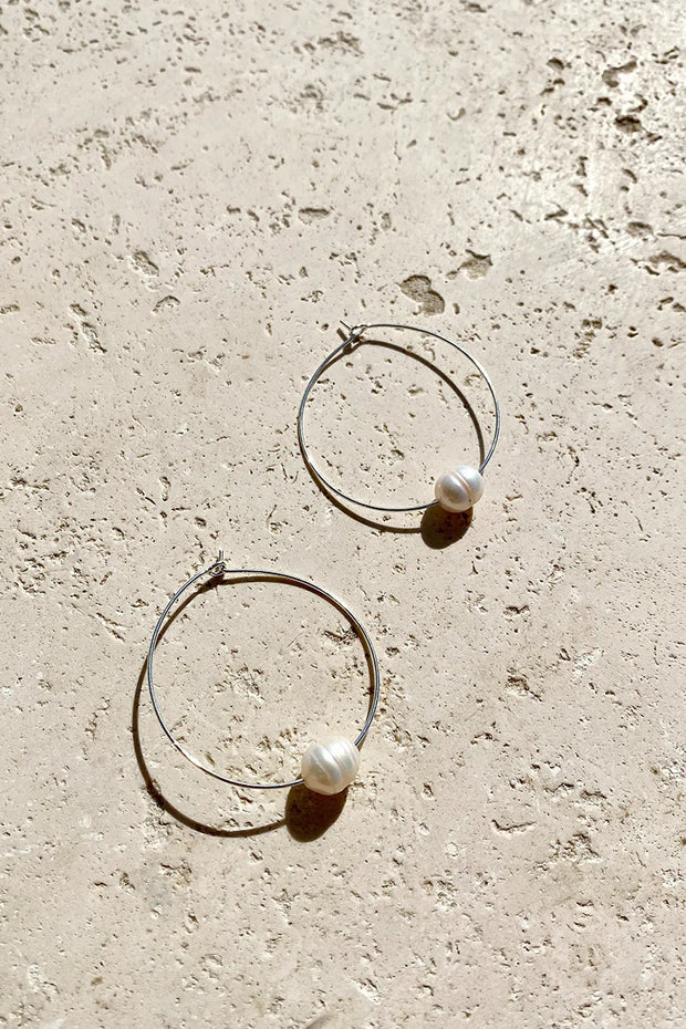 Einfache Creolen aus feinem Perlendraht - Creme/Silber im modernen Stil
