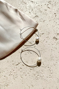 Einfache Creolen aus feinem Perlendraht - Creme/Silber im modernen Stil