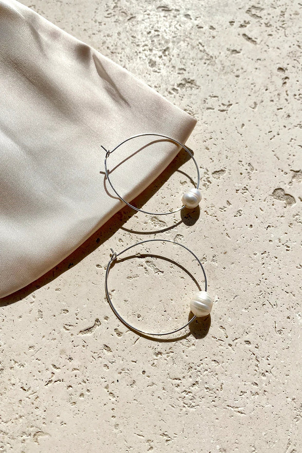 Einfache Creolen aus feinem Perlendraht - Creme/Silber im modernen Stil