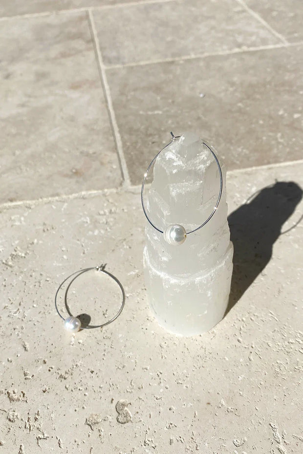 Einfache Creolen aus feinem Perlendraht - Creme/Silber im modernen Stil