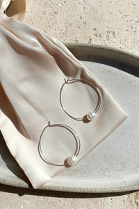 Einfache Creolen aus feinem Perlendraht - Creme/Silber im modernen Stil