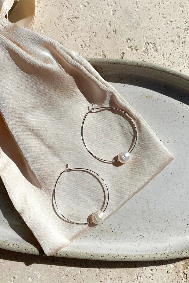 Einfache Creolen aus feinem Perlendraht - Creme/Silber im modernen Stil