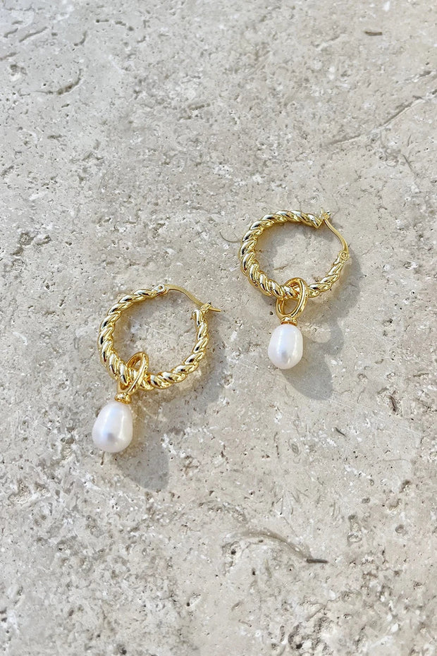 Ohrringe mit Perlen-Anhänger „Twist“ – Gold/Perle im modernen Stil