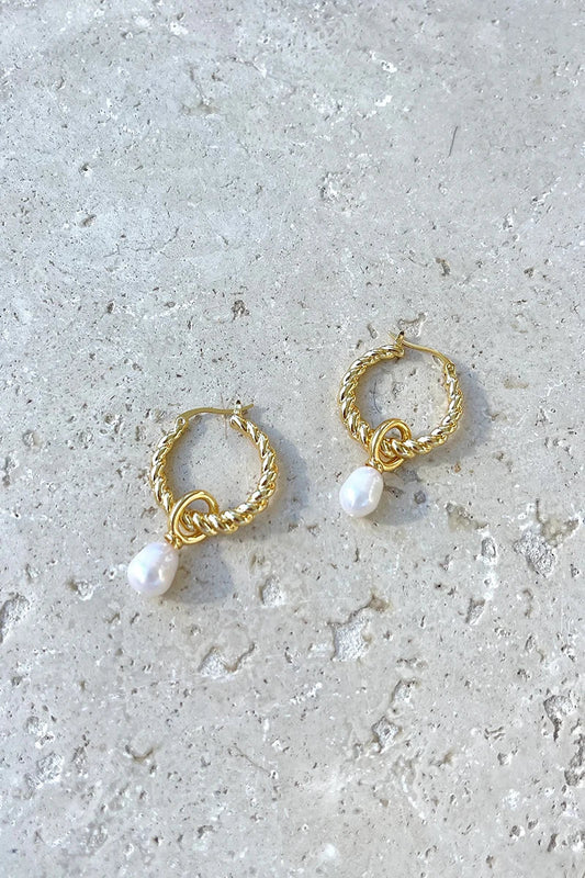 Ohrringe mit Perlen-Anhänger „Twist“ – Gold/Perle im modernen Stil
