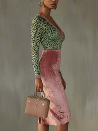 Midi-Kleid aus pinkem Samt mit Leopardenmuster im modernen Stil