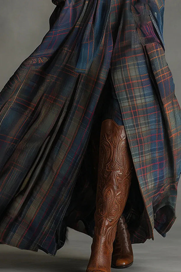Langes Kleid im Retro-Ethno-Stil aus blauem Kunstwildleder mit Karomuster (inklusive Gürtel)