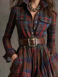 Retro-Mantelkleid in rötlich-braunem Karomuster, Maxi-Länge im modernen Stil
