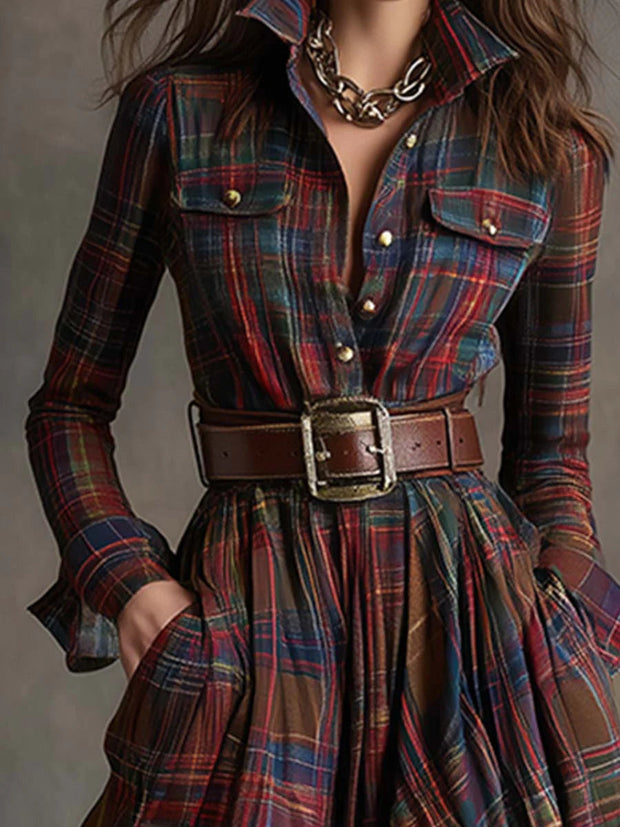 Retro-Mantelkleid in rötlich-braunem Karomuster, Maxi-Länge im modernen Stil
