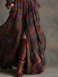 Retro-Mantelkleid in rötlich-braunem Karomuster, Maxi-Länge im modernen Stil