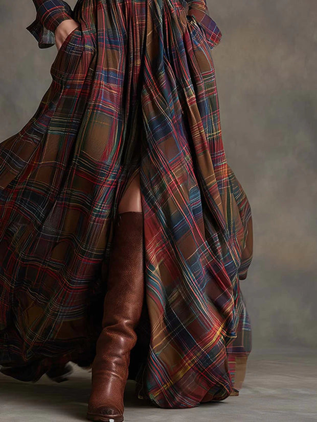 Retro-Mantelkleid in rötlich-braunem Karomuster, Maxi-Länge im modernen Stil