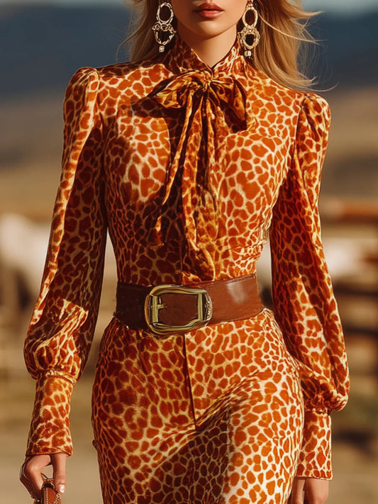 Retro Langes Kleid aus samtigem orangefarbenem Leopardenstoff mit Rüschen