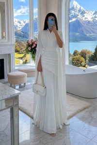 Weißes Maxikleid mit V-Ausschnitt, Cape-Ärmeln, geraffter Taille und bodenlangem Saum