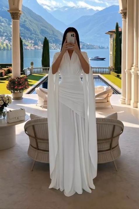 Weißes Maxikleid mit V-Ausschnitt, Cape-Ärmeln, geraffter Taille und bodenlangem Saum