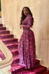 Langes Kleid mit geometrischem Muster und hohem Kragen