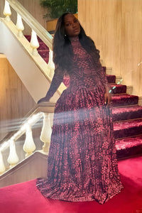 Langes Kleid mit geometrischem Muster und hohem Kragen