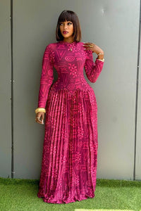 Langes Kleid mit geometrischem Muster und hohem Kragen